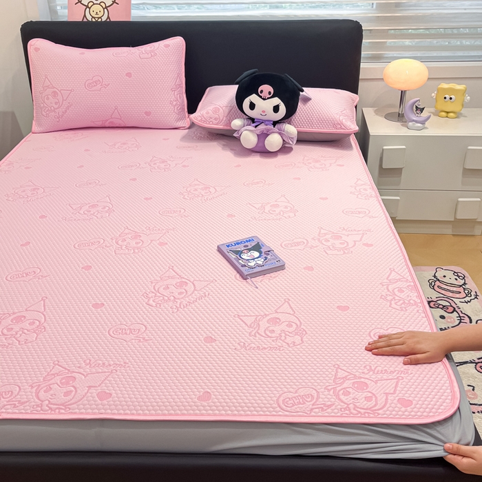 91家纺网 家纺一手货源 找家纺 2025新款三丽鸥正版授权A类提花冰豆豆凉席平铺款床笠款系列_1409 冰豆豆-库洛米-粉