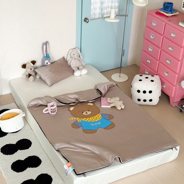 91家纺网 家纺一手货源 找家纺 喜多兔儿童家纺 2025新款60S兰精天丝睡袋防踢被 卡其色围兜小熊