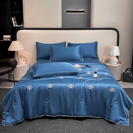 91家纺网 家纺一手货源 找家纺 鑫顺欣 2025新款水洗冰丝刺绣麻绳系列凉感夏被四件套夏凉被 字母香奈儿-宾利蓝