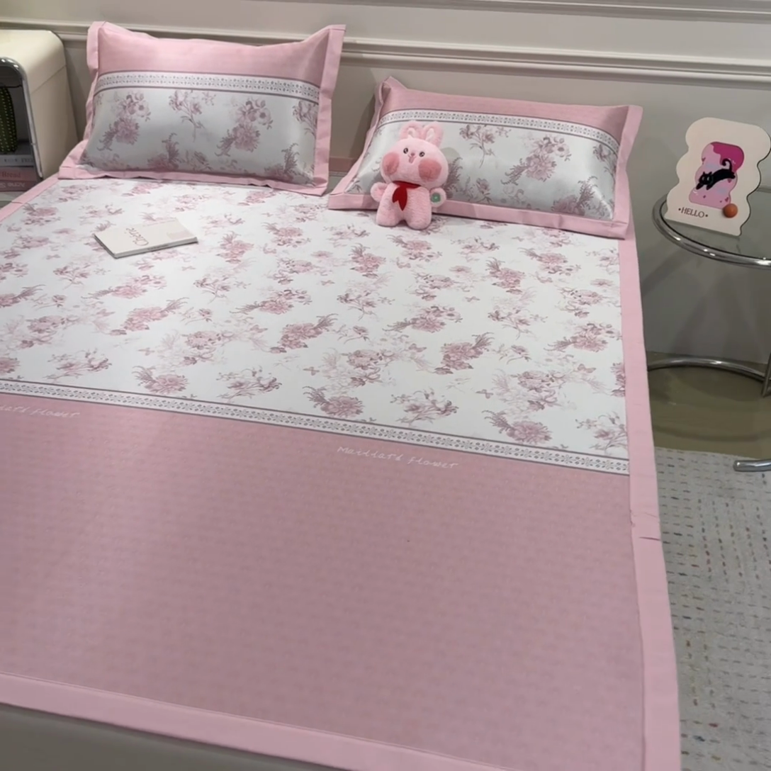 91家纺网 家纺一手货源 找家纺 摩妮卡 2025小清新数码冰丝席 碳光席三件套 绯樱梦境