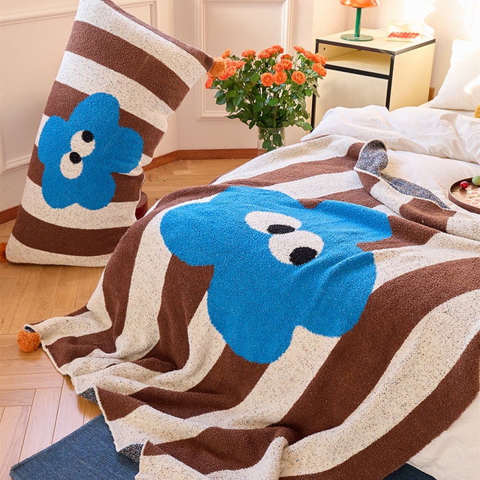 91家纺网 家纺一手货源 找家纺 （总）暖绵绵家纺 2025新款甜美蓝朵半边绒针织盖毯-灵朵