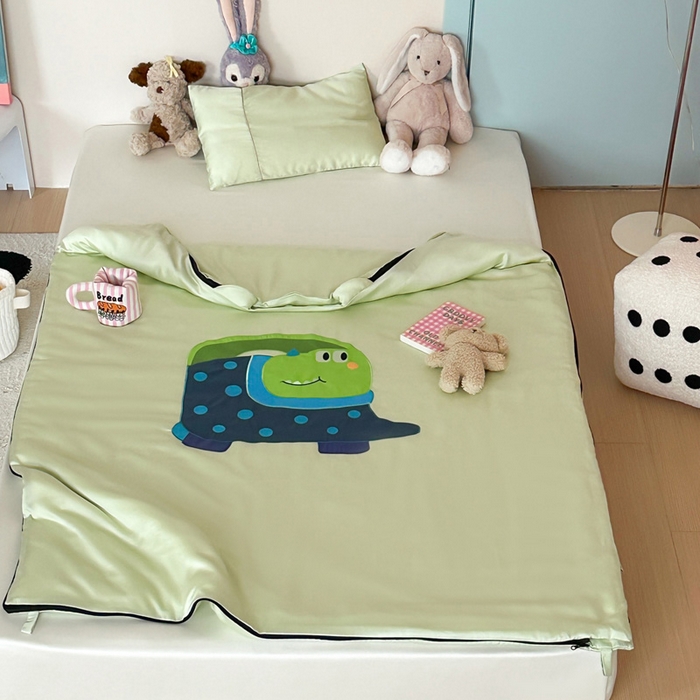 91家纺网 家纺一手货源 找家纺 喜多兔儿童家纺 2025新款60S兰精天丝睡袋防踢被 绿色萌萌恐龙