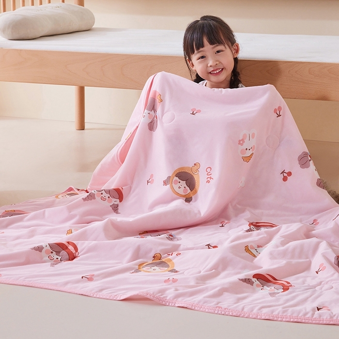 91家纺网 家纺一手货源 找家纺 嗨生活2025年儿童夏被 幼儿园夏被 凉感丝夏被 俏皮女孩