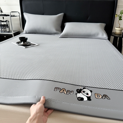 91家纺网 家纺一手货源 找家纺 水云缦 2025新款中分子pe席头绣凉席 街舞熊猫-绅士灰