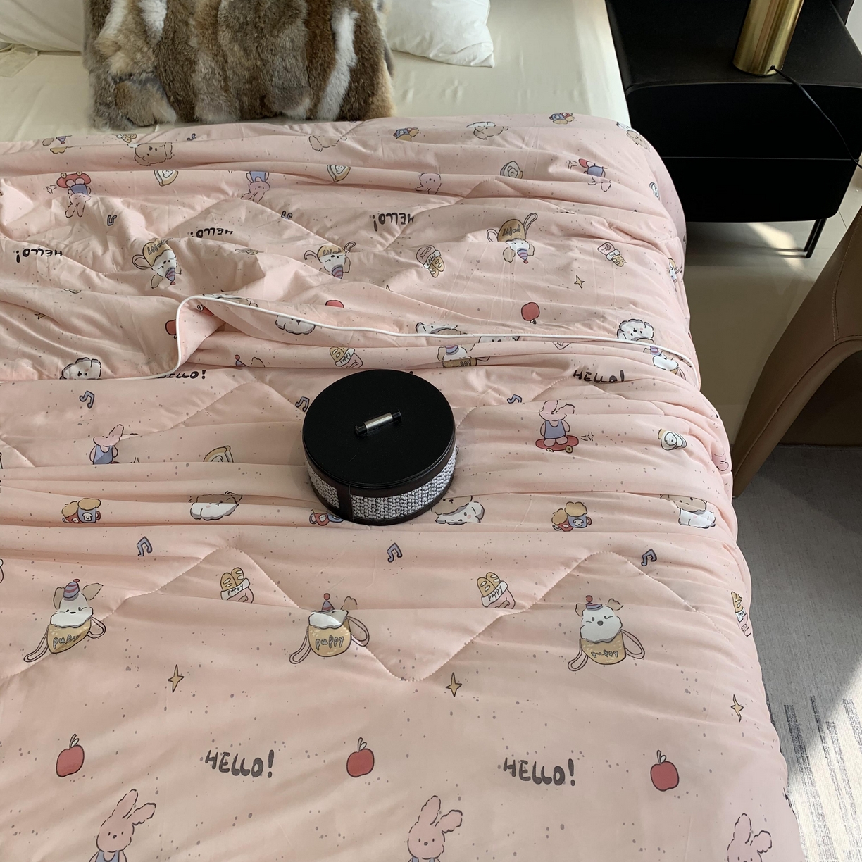 91家纺网 家纺一手货源 找家纺 2025新款小冰皮夏凉被锦纶氨纶面料空调夏被凉感丝单夏被空调被 小兔粉