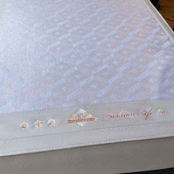 91家纺网 家纺一手货源 找家纺 鑫琪莱家纺 2025新款冰柔凉感丝凉席席子三件套 摩登立方-蓝-床笠款