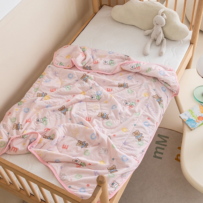 91家纺网 家纺一手货源 找家纺 嗨生活2025年儿童夏被 幼儿园夏被 凉感丝夏被 字母熊