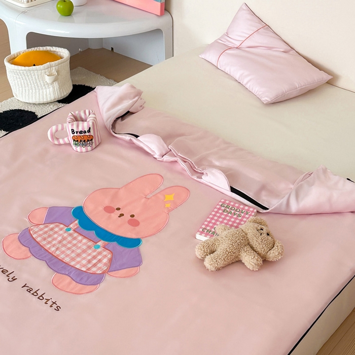 91家纺网 家纺一手货源 找家纺 喜多兔儿童家纺 2025新款60S兰精天丝睡袋防踢被 粉色围裙小兔宝