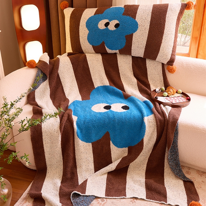 91家纺网 家纺一手货源 找家纺 （总）暖绵绵家纺 2025新款甜美蓝朵半边绒针织盖毯-灵朵