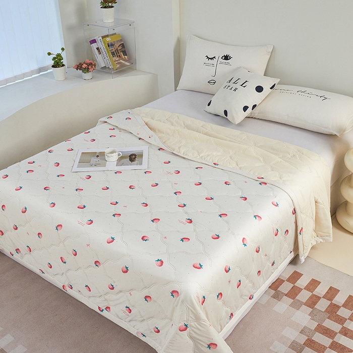 91家纺网 家纺一手货源 找家纺 被多多被业 2025新款凉感丝印花夏被夏凉被空调被 小草莓