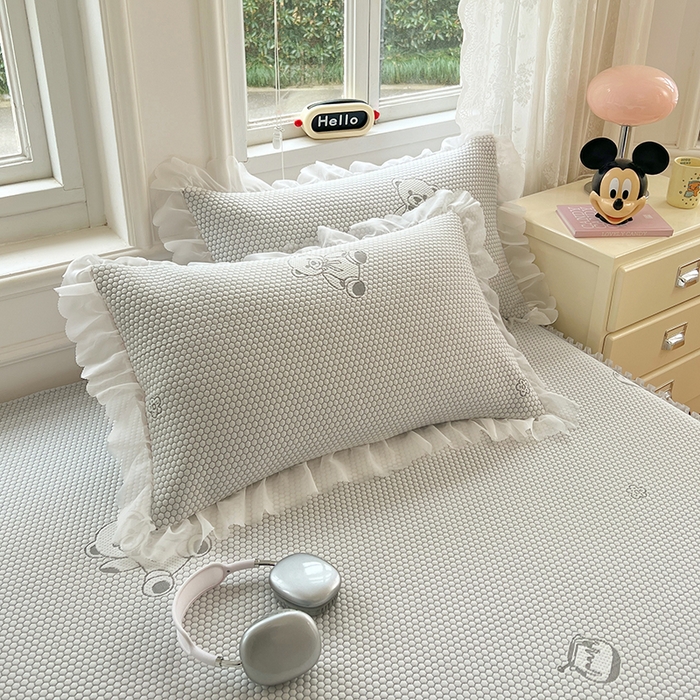 91家纺网 家纺一手货源 找家纺 梦舒羽 2025春夏新款冰豆豆凉席席子-床裙款 凉豆豆-小熊灰