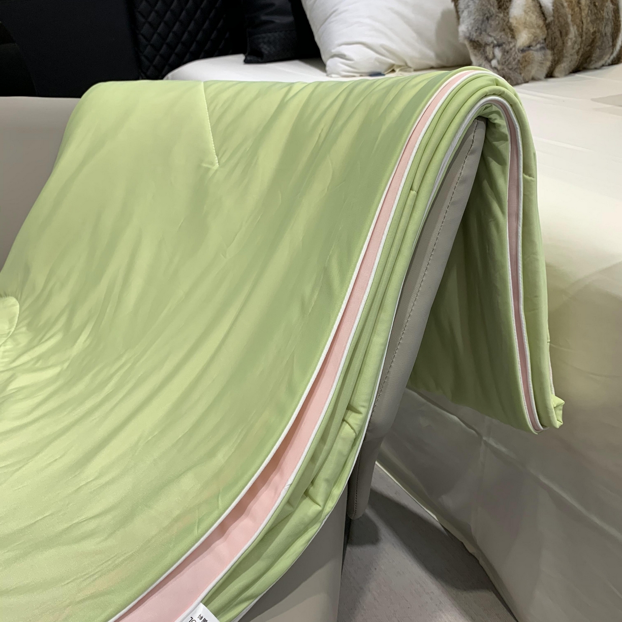 91家纺网 家纺一手货源 找家纺 2025新款小冰皮夏凉被锦纶氨纶面料空调夏被凉感丝单夏被空调被 清凉西瓜