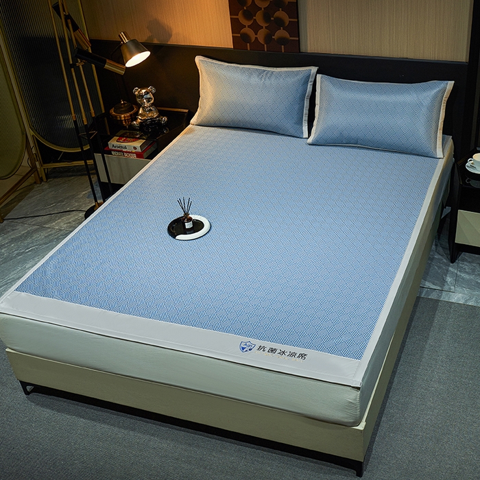 91家纺网 家纺一手货源 找家纺 小萌虎 2025新款轻柔丝抗菌冰丝藤凉席（复合三明治款）宽包刺绣冰丝软席藤席 抗菌三明治冰丝藤席-冰岛-绅士蓝