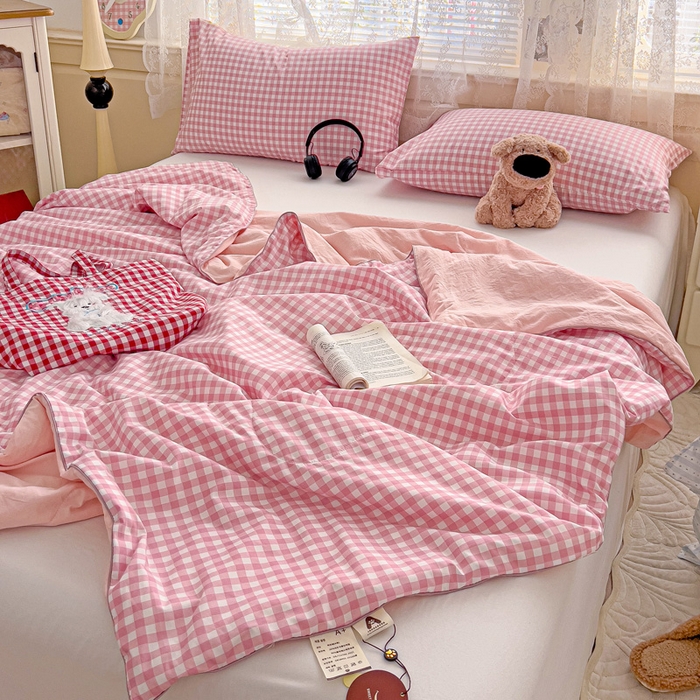 91家纺网 家纺一手货源 找家纺 2025春夏新款嵌绳款云柔水洗棉单夏被夏凉被空调被 嵌绳夏被-小格浅粉