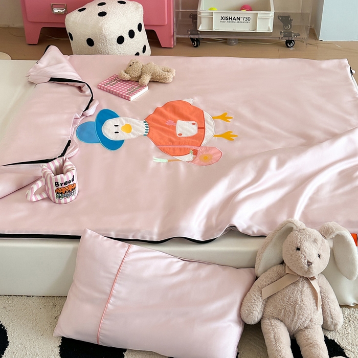 91家纺网 家纺一手货源 找家纺 喜多兔儿童家纺 2025新款60S兰精天丝睡袋防踢被 粉色礼帽鸭