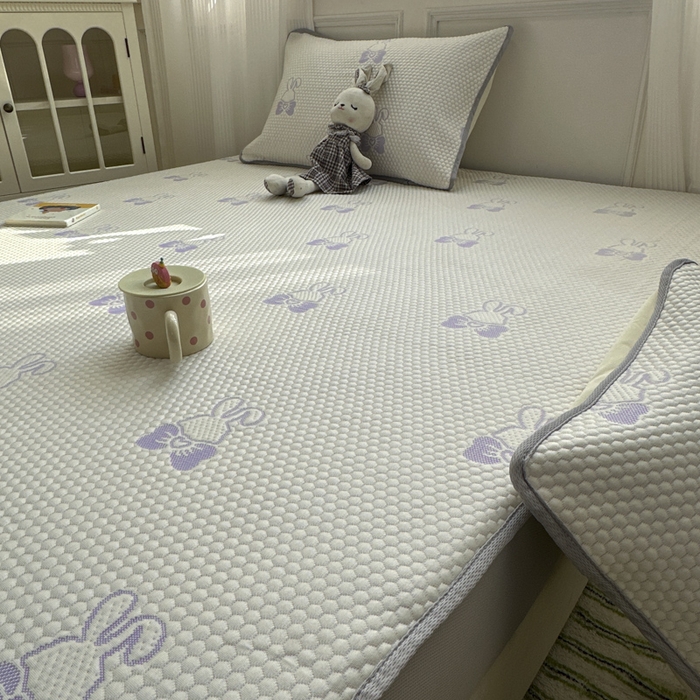 91家纺网 家纺一手货源 找家纺 金爱家 2025新款430克中分子豆豆席凉席席子 豆豆席-兔兔紫