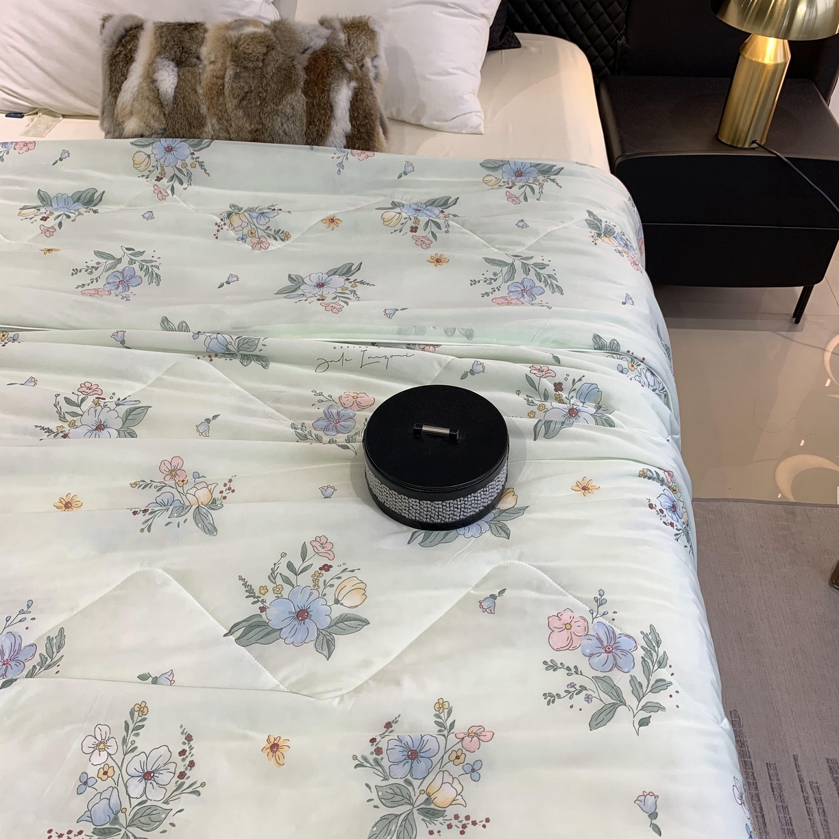 91家纺网 家纺一手货源 找家纺 2025新款小冰皮夏凉被锦纶氨纶面料空调夏被凉感丝单夏被空调被 香草奶冻