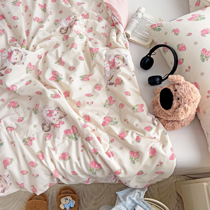 91家纺网 家纺一手货源 找家纺 2025春夏新款嵌绳款云柔水洗棉单夏被夏凉被空调被 嵌绳夏被-草莓小猫