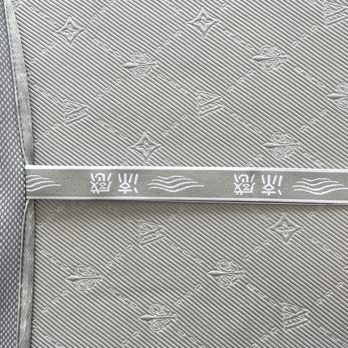 91家纺网 家纺一手货源 找家纺 鑫琪莱  2025新款5D立体雕花凉感豆豆冰丝床裙三件套 床裙H款-灰