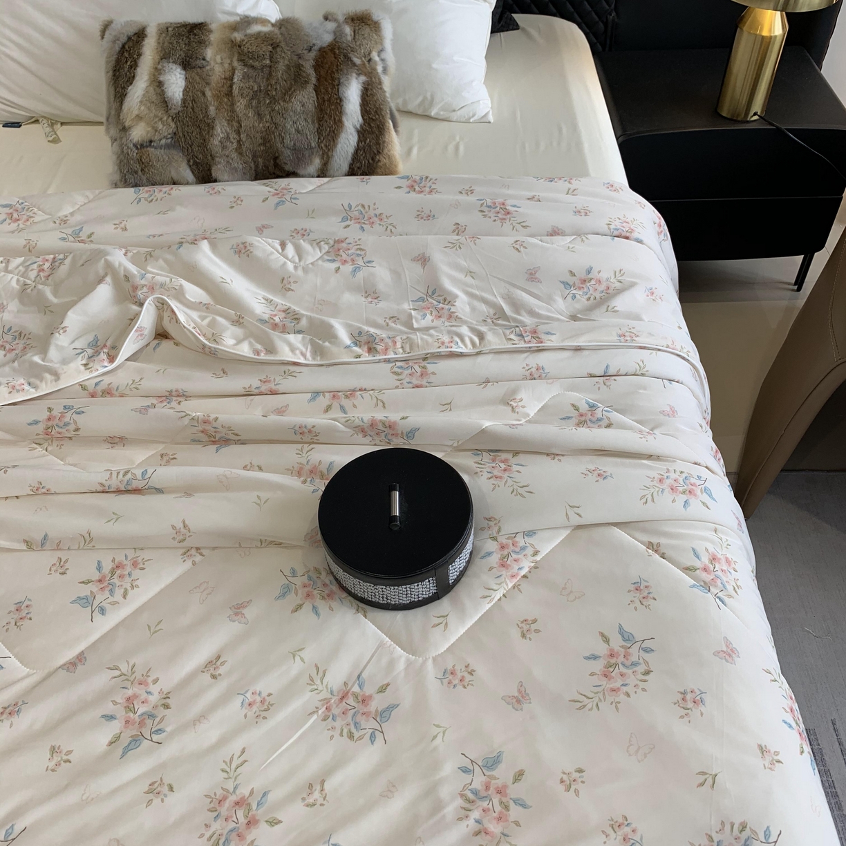 91家纺网 家纺一手货源 找家纺 2025新款小冰皮夏凉被锦纶氨纶面料空调夏被凉感丝单夏被空调被 桃花朵朵