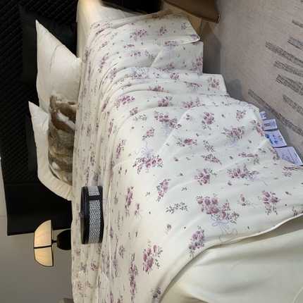 91家纺网 家纺一手货源 找家纺 2025新款小冰皮夏凉被锦纶氨纶面料空调夏被凉感丝单夏被空调被 樱花紫