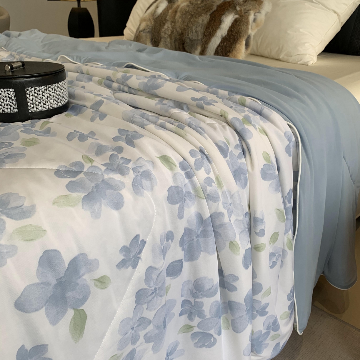 91家纺网 家纺一手货源 找家纺 2025新款小冰皮夏凉被锦纶氨纶面料空调夏被凉感丝单夏被空调被 清凉一夏蓝