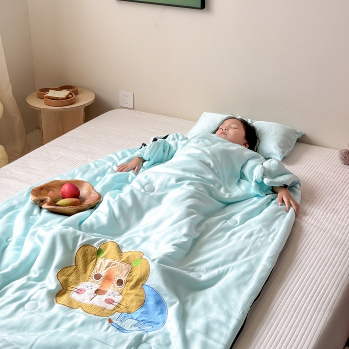 91家纺网 家纺一手货源 找家纺 喜多兔儿童家纺 2025新款萌宝系列40S纯棉夏季睡袋防踢被 湖蓝色小狮子芯芯