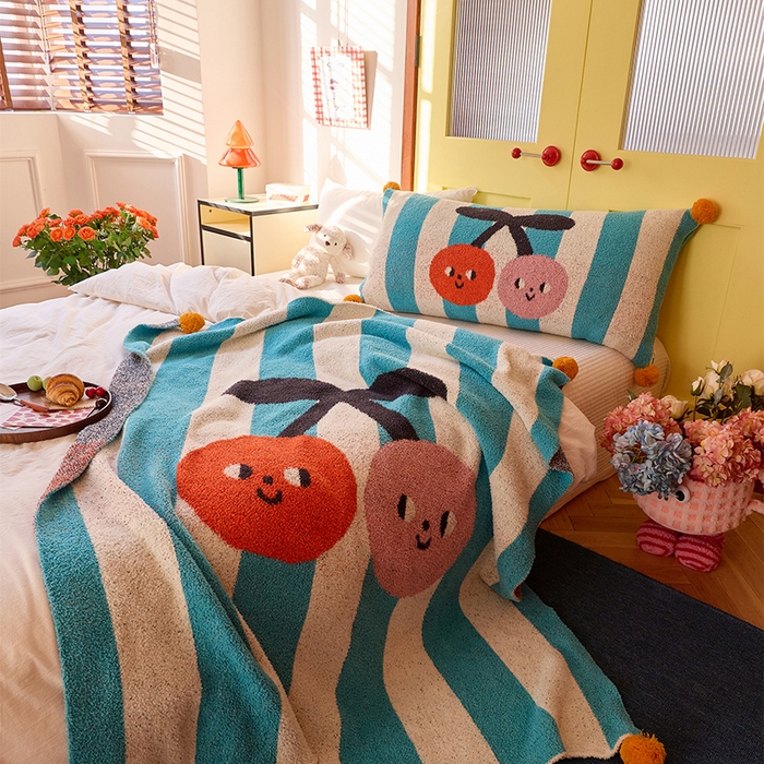 91家纺网 家纺一手货源 找家纺 （总）暖绵绵家纺 2025新款俏皮樱桃遇上条纹半边绒针织盖毯-慕樱