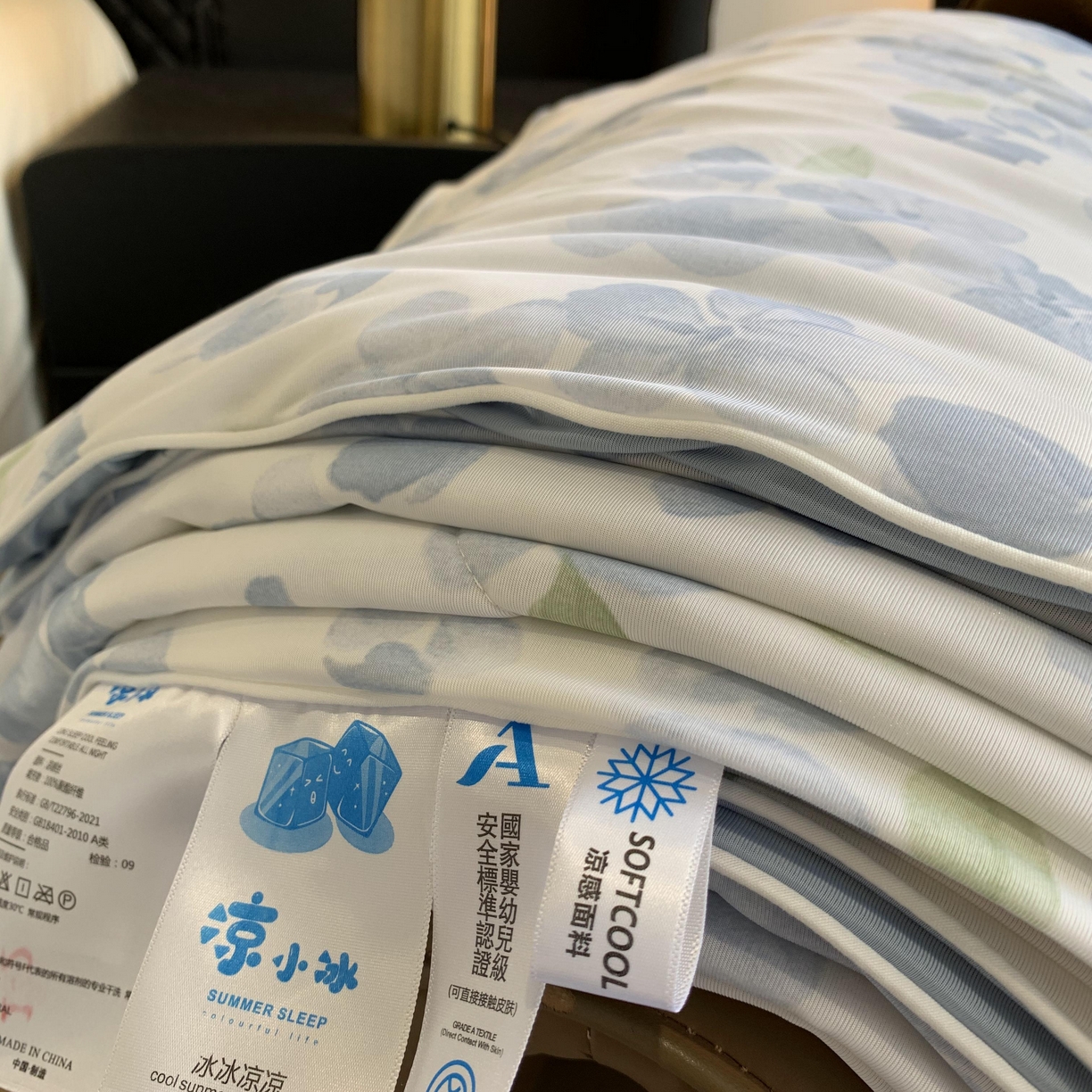 91家纺网 家纺一手货源 找家纺 2025新款小冰皮夏凉被锦纶氨纶面料空调夏被凉感丝单夏被空调被 清凉一夏蓝