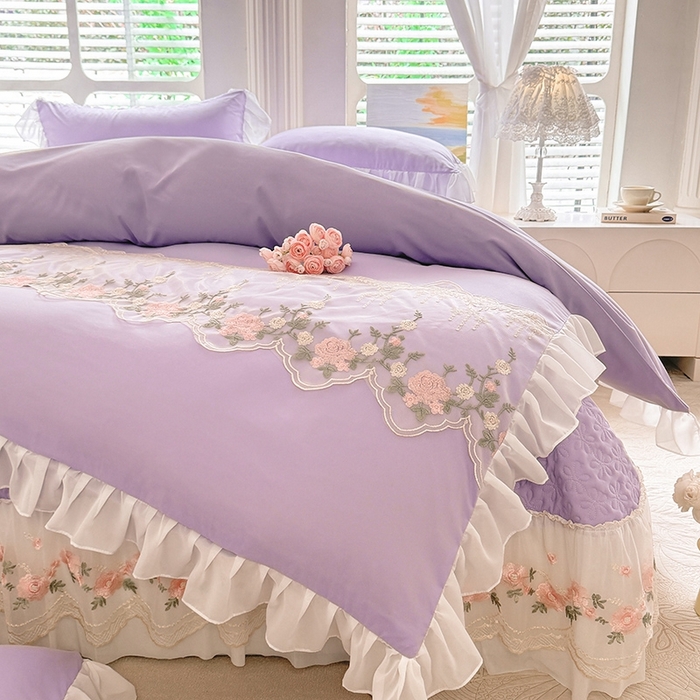 91家纺网 家纺一手货源 找家纺 大麦家纺2025新款年新款亲肤花边款床盖四件套  甜心小姐-香芋紫