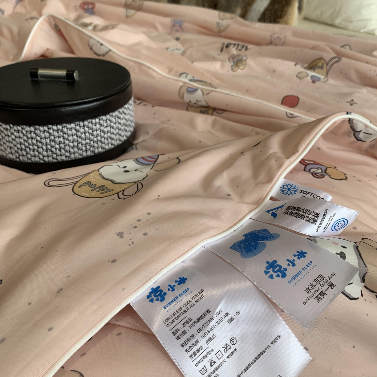 91家纺网 家纺一手货源 找家纺 2025新款小冰皮夏凉被锦纶氨纶面料空调夏被凉感丝单夏被空调被 小兔粉