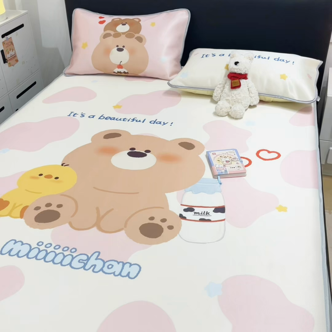 91家纺网 家纺一手货源 找家纺 暮思家居 2025新款正版miiiiichan可爱卡通大版数码印花A类1200D冰丝凉席三件套平铺床笠 牛奶小熊