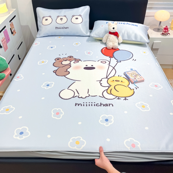 91家纺网 家纺一手货源 找家纺 暮思家居 2025新款正版miiiiichan可爱卡通大版数码印花A类1200D冰丝凉席三件套平铺床笠 熊仔派对