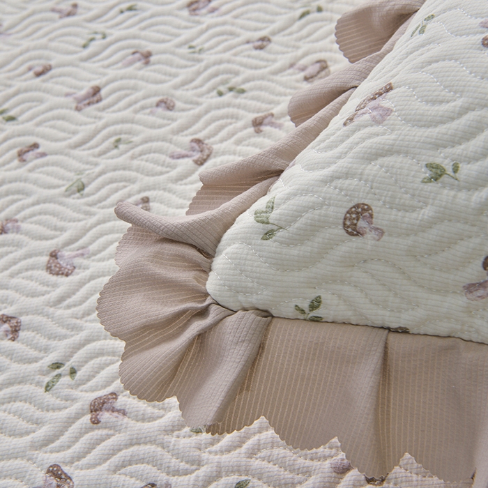 91家纺网 家纺一手货源 找家纺 梦柏 2025新款韩版双层纱夹棉绗缝床盖夏被四件套 小蘑菇