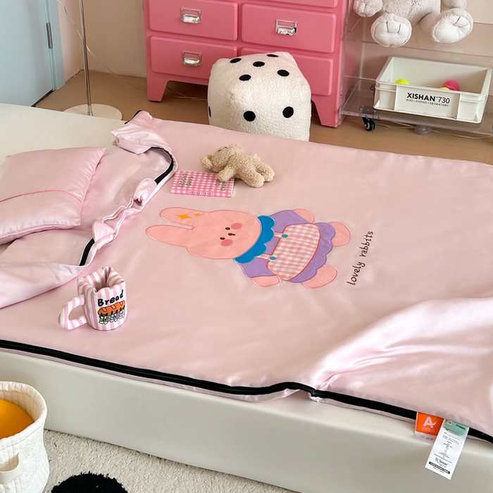 91家纺网 家纺一手货源 找家纺 喜多兔儿童家纺 2025新款60S兰精天丝睡袋防踢被 粉色围裙小兔宝