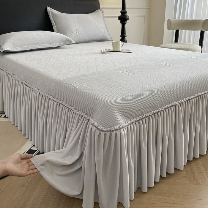 91家纺网 家纺一手货源 找家纺 鑫琪莱  2025新款5D立体雕花凉感豆豆冰丝床裙三件套 床裙H款-灰