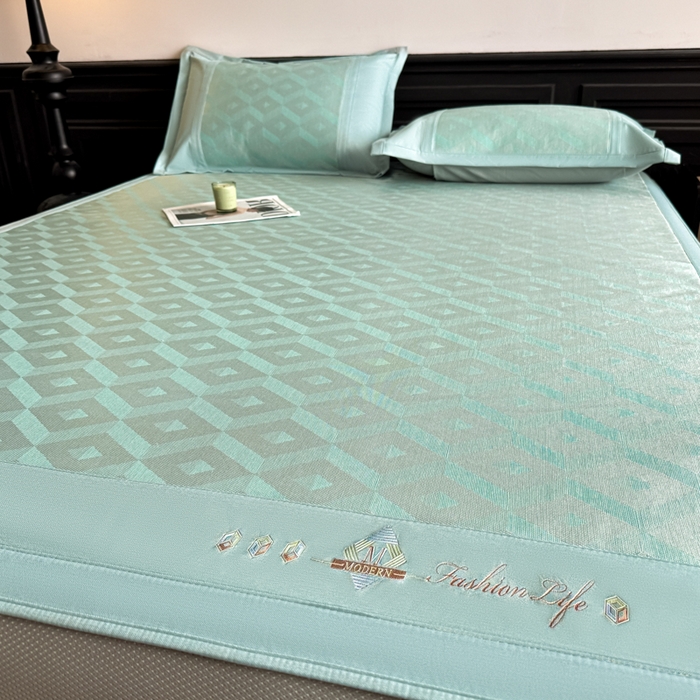 91家纺网 家纺一手货源 找家纺 鑫琪莱家纺 2025新款冰柔凉感丝凉席席子三件套 摩登立方-绿-床笠款