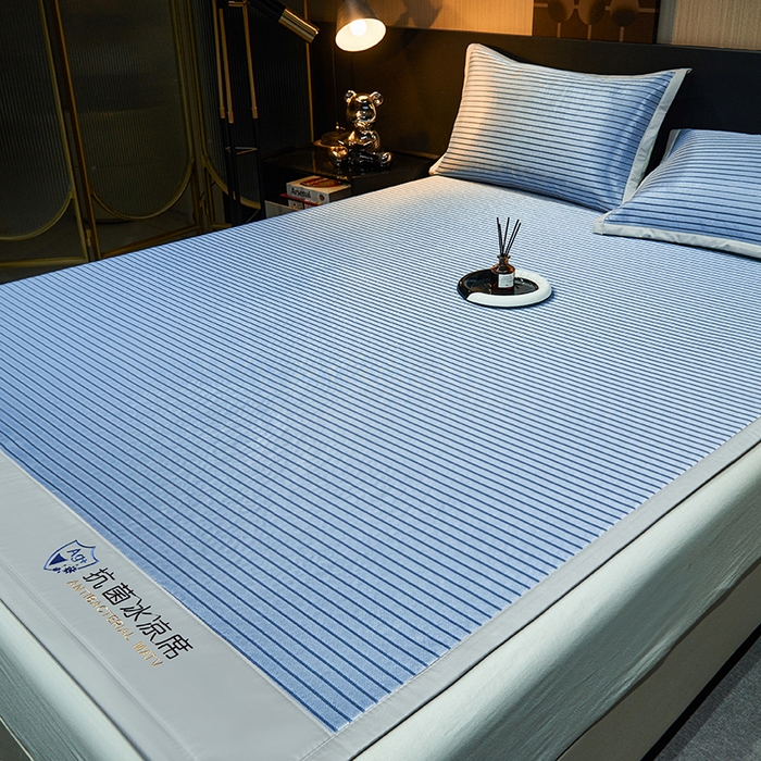 91家纺网 家纺一手货源 找家纺 小萌虎 2025新款轻柔丝抗菌冰丝藤凉席（复合三明治款）宽包刺绣冰丝软席藤席 抗菌三明治冰丝藤席-冰川-绅士蓝