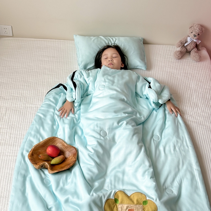 91家纺网 家纺一手货源 找家纺 喜多兔儿童家纺 2025新款萌宝系列40S纯棉夏季睡袋防踢被 湖蓝色小狮子芯芯