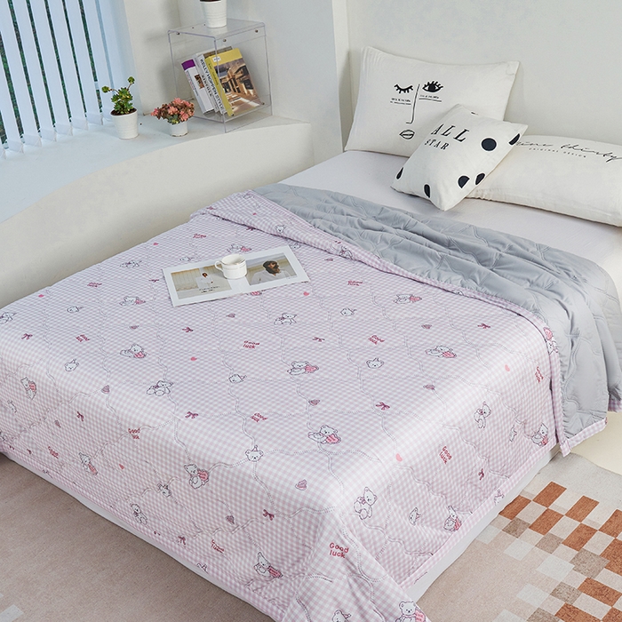 91家纺网 家纺一手货源 找家纺 被多多被业 2025新款凉感丝印花夏被夏凉被空调被 粉格熊