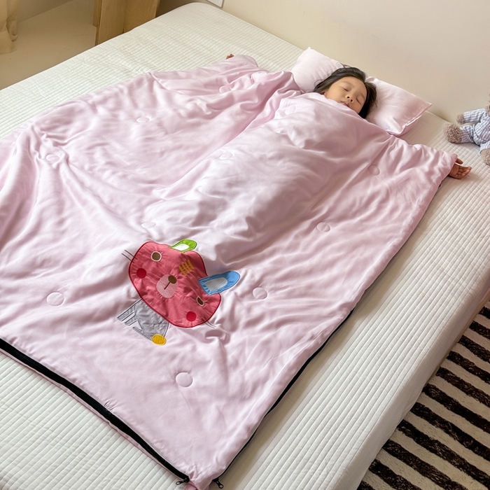 91家纺网 家纺一手货源 找家纺 喜多兔儿童家纺 2025新款萌宝系列40S纯棉夏季睡袋防踢被 粉色小兔妞妞