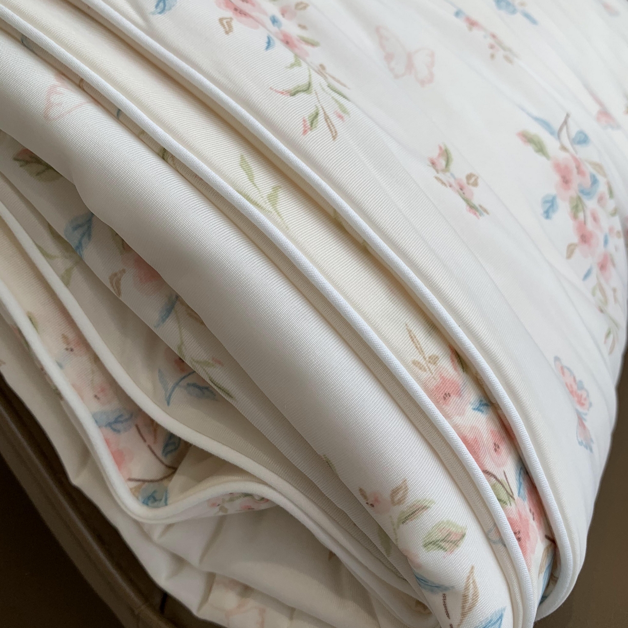 91家纺网 家纺一手货源 找家纺 2025新款小冰皮夏凉被锦纶氨纶面料空调夏被凉感丝单夏被空调被 桃花朵朵