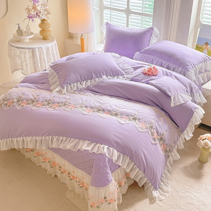 91家纺网 家纺一手货源 找家纺 大麦家纺2025新款年新款亲肤花边款床盖四件套  甜心小姐-香芋紫