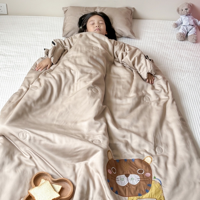 91家纺网 家纺一手货源 找家纺 喜多兔儿童家纺 2025新款萌宝系列40S纯棉夏季睡袋防踢被 卡其色小老虎多多