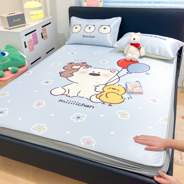 91家纺网 家纺一手货源 找家纺 暮思家居 2025新款正版miiiiichan可爱卡通大版数码印花A类1200D冰丝凉席三件套平铺床笠 熊仔派对