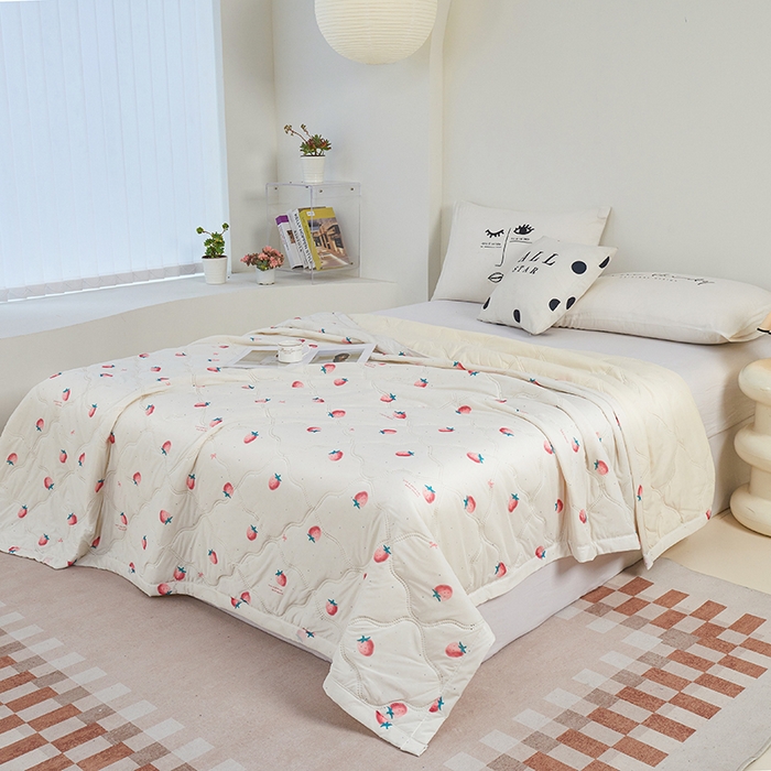 91家纺网 家纺一手货源 找家纺 被多多被业 2025新款凉感丝印花夏被夏凉被空调被 小草莓