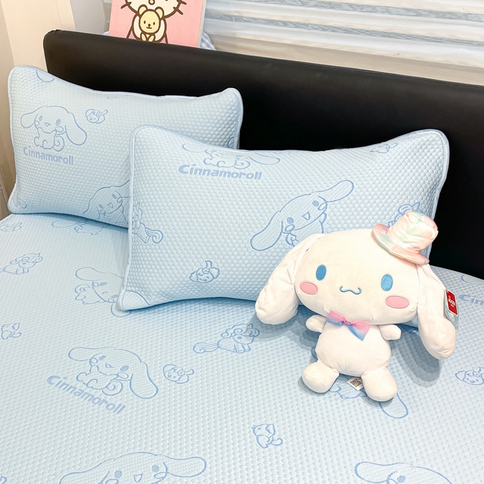 91家纺网 家纺一手货源 找家纺 八零年代 2025新款三丽鸥正版授权A类提花冰豆豆凉席平铺款床笠款系列 冰豆豆-玉桂狗-蓝