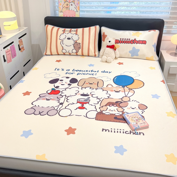 91家纺网 家纺一手货源 找家纺 暮思家居 2025新款正版miiiiichan可爱卡通大版数码印花A类1200D冰丝凉席三件套平铺床笠 心愿小狗