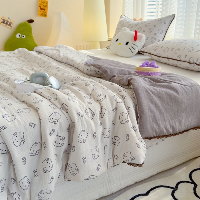 91家纺网 家纺一手货源 找家纺 贝扬思 2025新款云感双层纱抗菌花边夏被 灰云猫猫