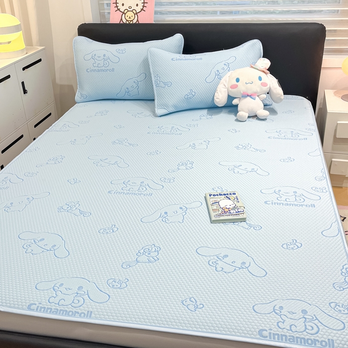 91家纺网 家纺一手货源 找家纺 2025新款三丽鸥正版授权A类提花冰豆豆凉席平铺款床笠款系列_1409 冰豆豆-玉桂狗-蓝